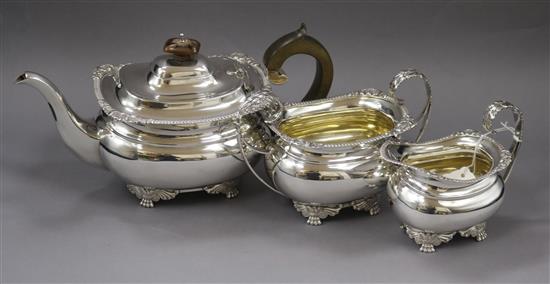 An Edwardian three piece silver tea set, Reid & Sons, London, 1909, gross 40 oz.